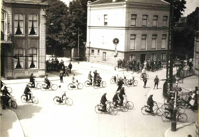 Hengelosestraat hoek Brammelerstraat en Haaksbergerstraat Kruispunt de Graaff 1910. fietsers, politie.jpg
