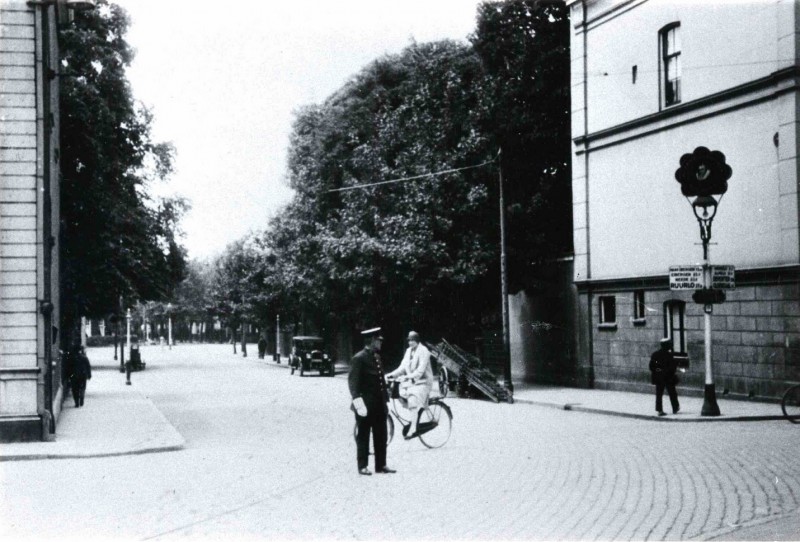 Brammelerstraat 1910 Kruispunt met Hengelosestraat en Haaksbergerstraat Kruispunt De Graaff politie.jpg