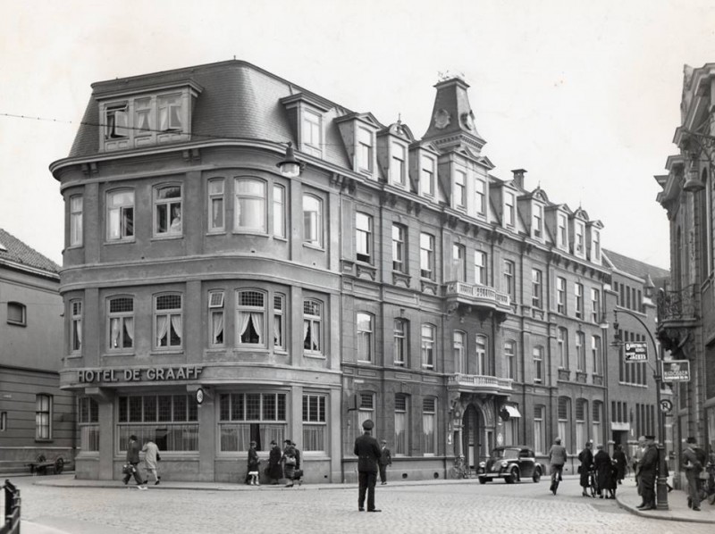 Marktstraat kruispunt De Graaff politie voor hotel De Graaff.jpg