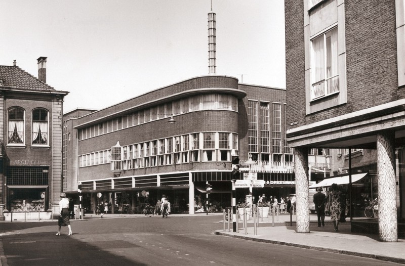 Marktstraat Kruispunt De Graaff bezien vanuit de Markstraat met zichtbaar Vroom & Dreesmann ( V&D ) aan de Hengelosestraat en apotheek aan de Haaksbergerstraat.jpg