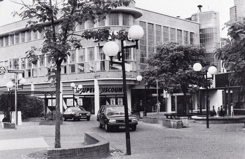 kruispunt De Graaff 1986 hoek Zuiderhagen Marktstraat Superdiscount vroeger pand Vroom en Dreesmann.jpg