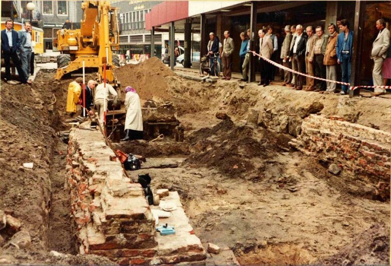 Marktstraat juni 1981 Opgravingen van de Veldpoort, hoek kruispunt de Graaff.jpg