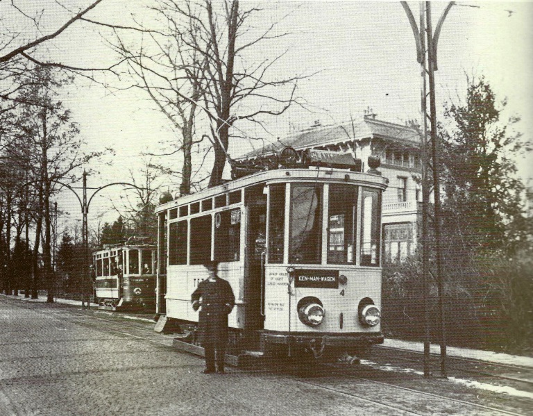 Marthalaan Tramwagen nummer 4 en 9 bij de tramwissel 1933.jpg