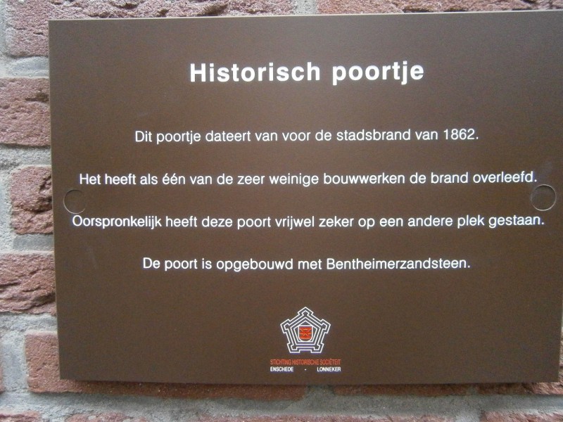 Walstraat middeleeuwse stadspoort achter ijssalon Talamini. monumentenbord.JPG