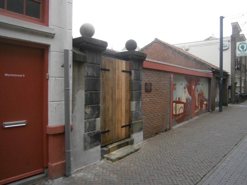 Walstraat middeleeuwse stadspoort achter ijssalon Talamini. Gemeentelijk monument.JPG