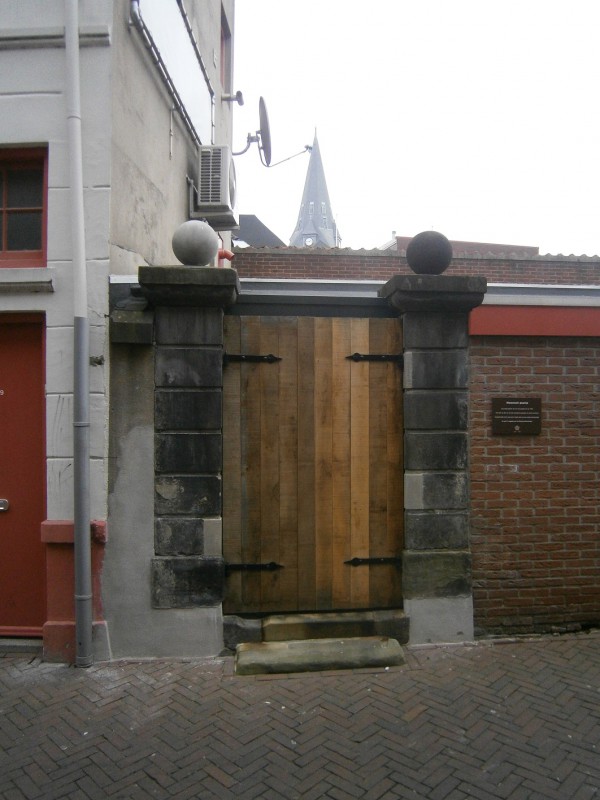 Walstraat middeleeuwse stadspoort achter ijssalon Talamini. Gemeentelijk monument..JPG