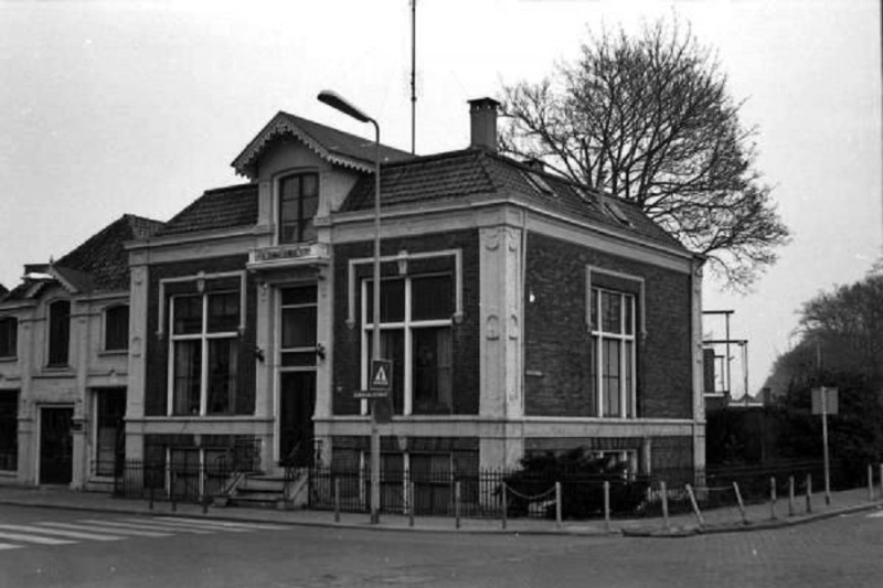 Oldenzaalsestraat 110 hoek Oosterstraat vroeger woonhuis Chr. Janssen.jpg