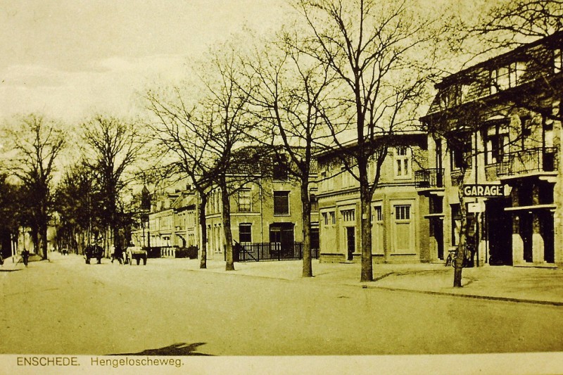Hengeloscheweg nu Hengelosestraat  met garage. Rechts Boddenkampstraat vroeger 2e Hengelosedwarsstraat (voor 1918).JPG