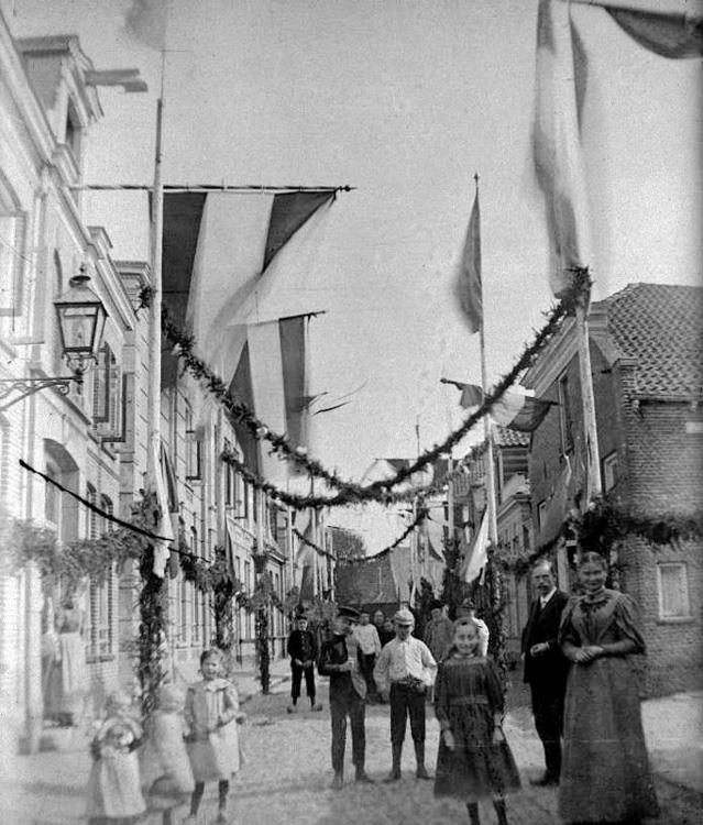 Willemstraat Koninginnedag 1910.jpg