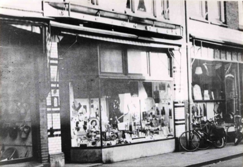 Burgemeesterstraat 11 F. Heimann Spec. parfumeriezaak 1960.jpg