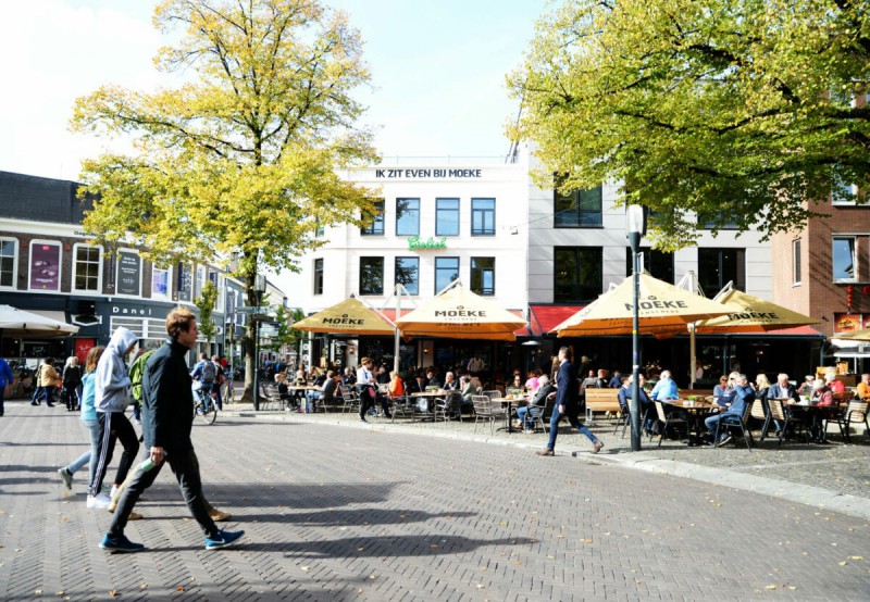 Oude Markt hoek Marktstraat cafe Moeke.jpg