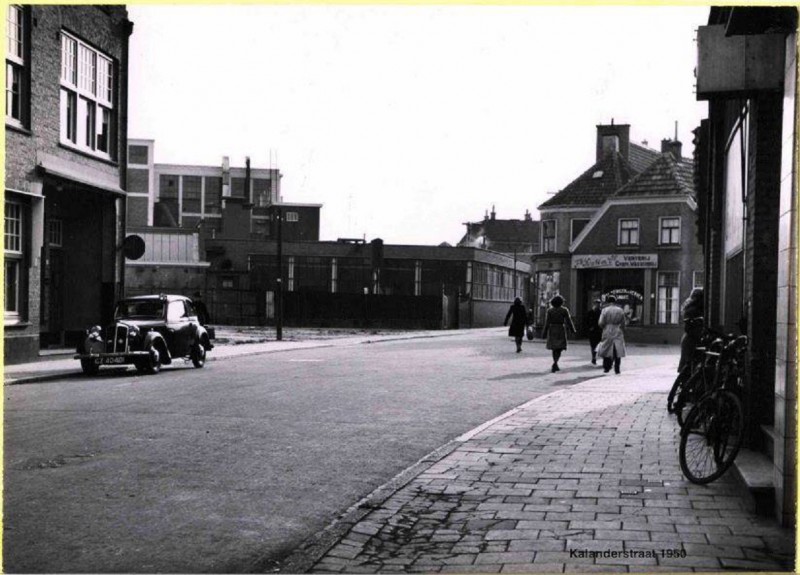 Kalanderstraat rechts de Zuiderhagen, daar waar de auto staat is nu Blokker.jpg