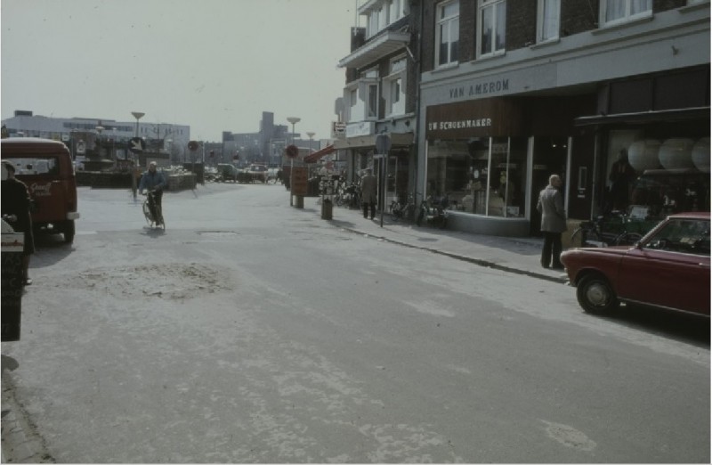 Kalanderstraat n zuidelijke richting, richting Van Heekplein. Met Freddy's snackcorner en schoenmakerij Van Amerom 1975.jpg