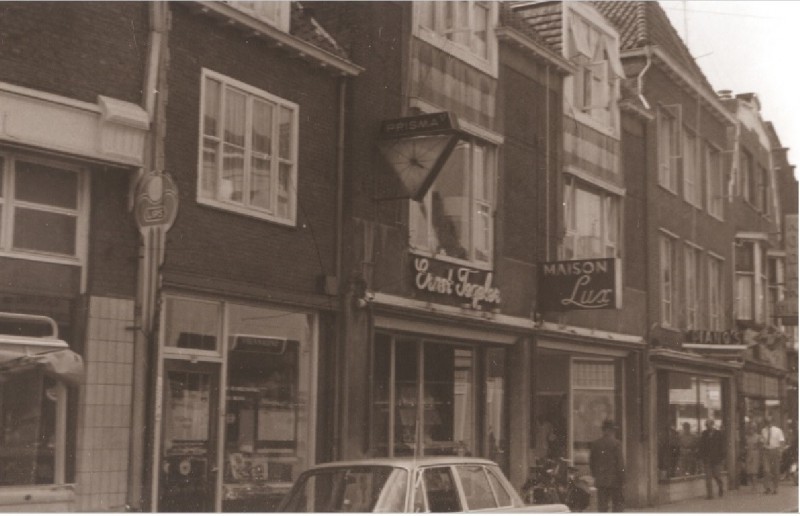 Kalanderstraat 6b Voorgevels woningen en winkels; o.a. brandstoffenhandel Jacob Bakker, Maison Lux, slotenmaker en juwelier Ernst Tegeler 1967.jpg