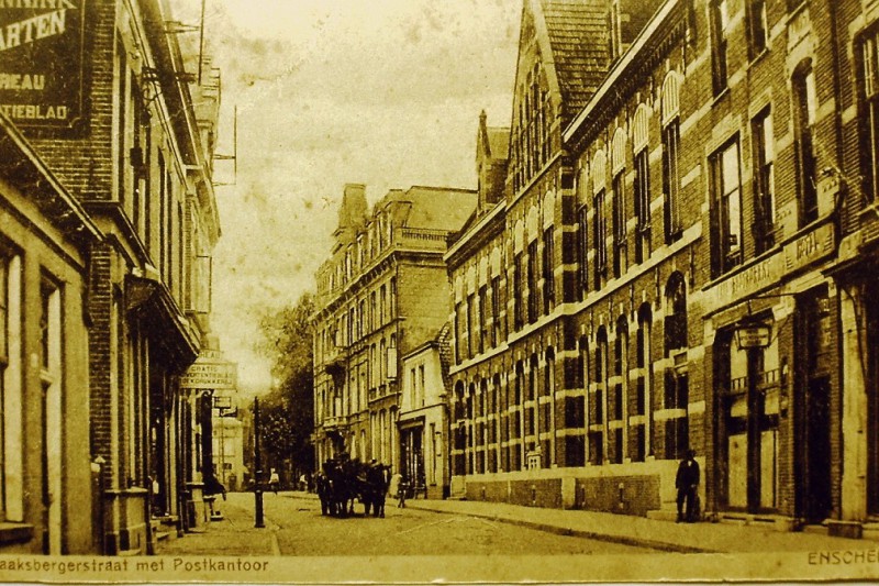 Haaksbergerstraat  Postkantoor rechts Hotel Mulder links drukkerij gratis advertentieblad.JPG