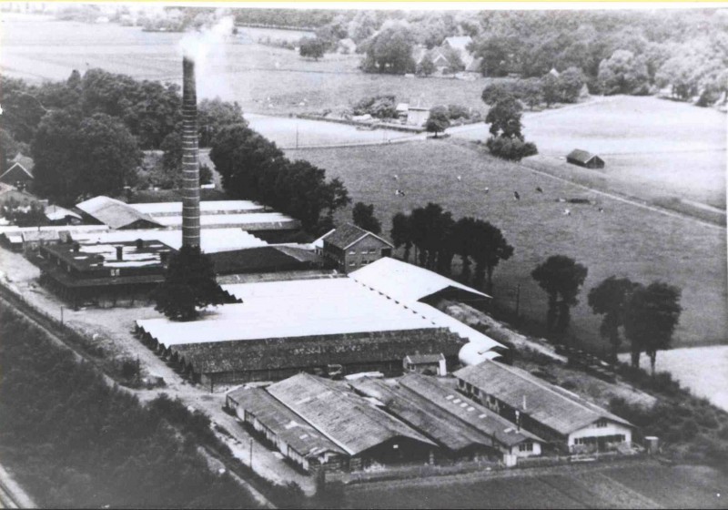 Noord Esmarkerrondweg 1955  Luchtopname steenfabriek Hulshof in werking (westelijke richting).jpg