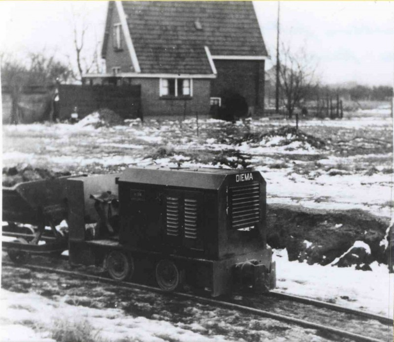 Noord Esmarkerrondweg 1955 Steenfabriek Hulshof. Smalspoor en diesellocomotief DIEMA.jpg