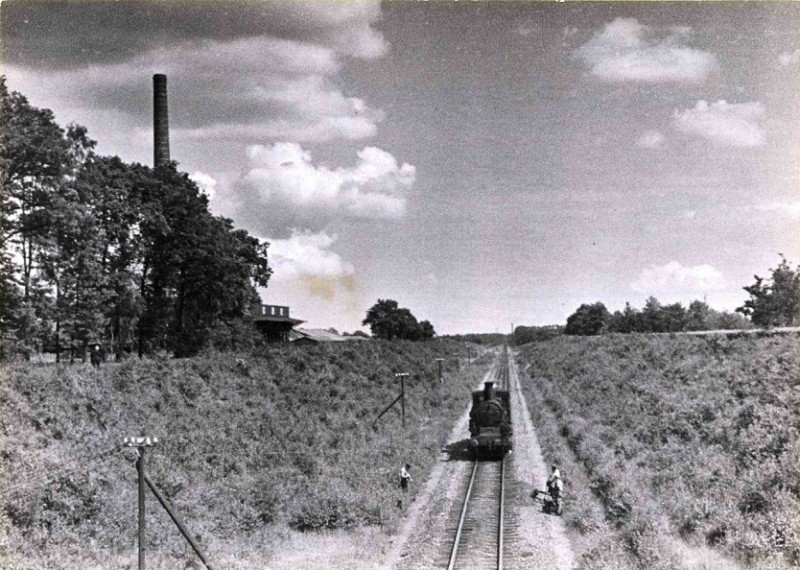 Oosterstraat juli 1943 Uitzicht vanaf de spoorbrug in de Noord Esmarkerrondweg over de spoorlijn Enschede - Gronau, met locomotief en links de steenfabriek van Hulshof aan de Oosterstraat 280.jpg