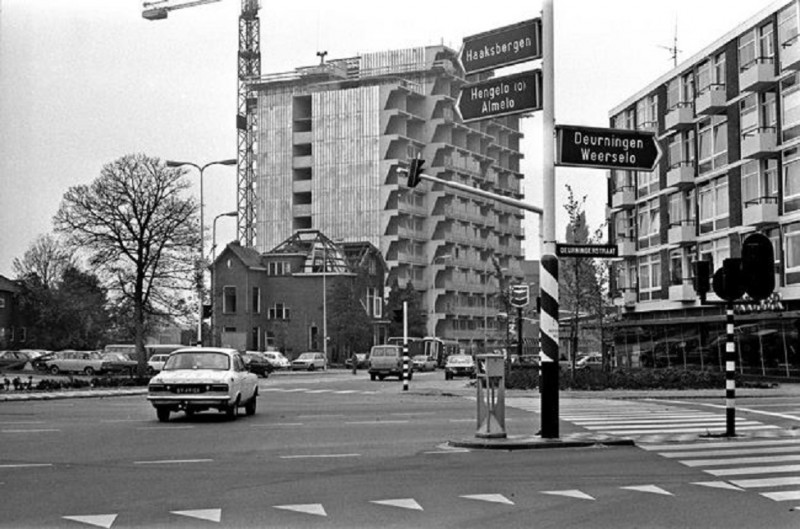 Hengelosestraat 1973, sloop van een van de tuighuizen bij de nieuwbouw flat De Eendracht (2).jpg