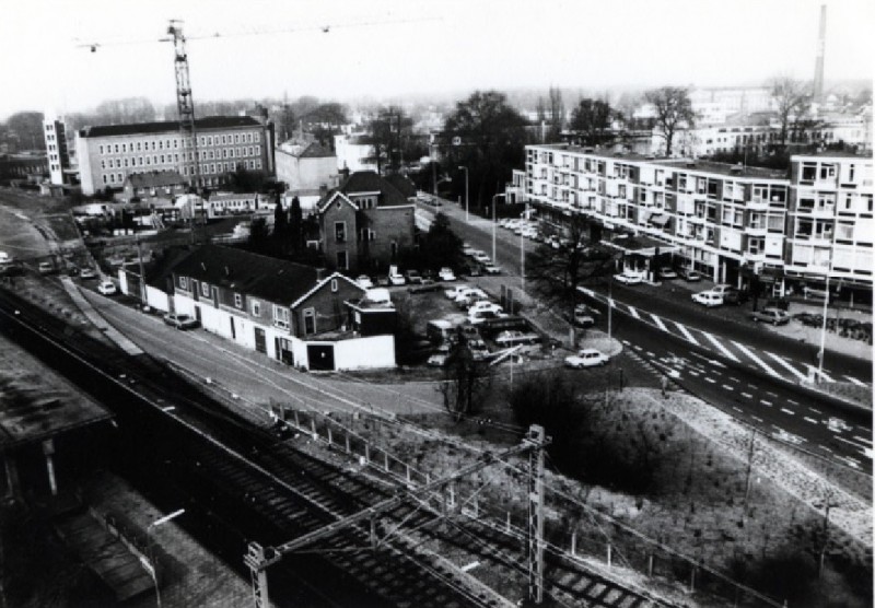 Hengelosestraat T.h.v. garage Kokkeler met vergezicht in westelijke richting richting kantoor belastingdienst 1975.jpg