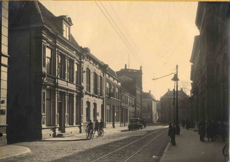Langestraat 50 hoek Hofstraat , rechts Grote Sociëteit 1930.jpg