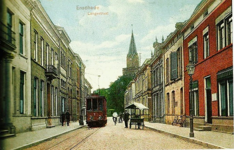 Langestraat 43 links 1910 tram.jpg