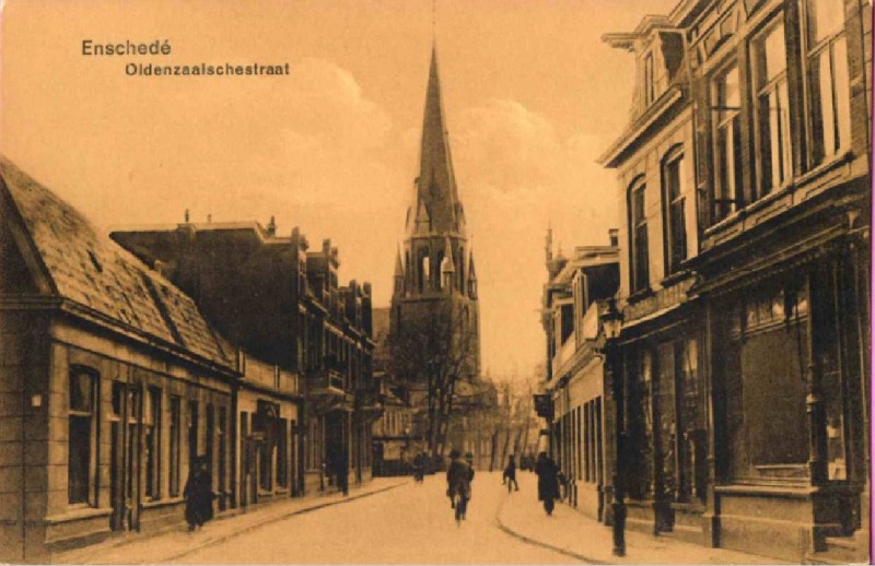 Oldenzaalsestraat Ter hoogte van de Van Lochemstraat in noordelijke richting, met de St. Jozefkerk. 1900.jpg