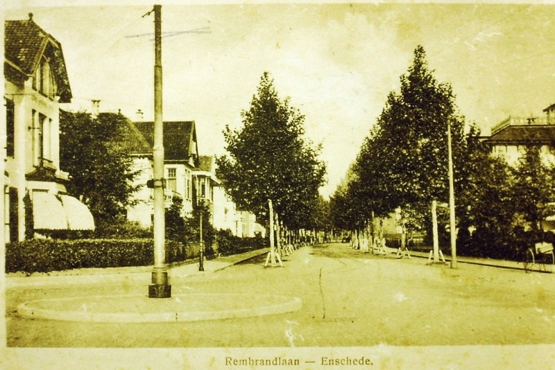 Rembrandtlaan 22, 20, 18, 16 hoek De Ruyterlaan rechts villa Serphos.JPG