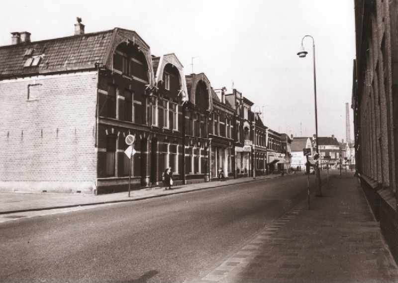 Haaksbergerstraat Woningen en winkels tegenover de fabriek van J.F. Scholten april 1971.jpg