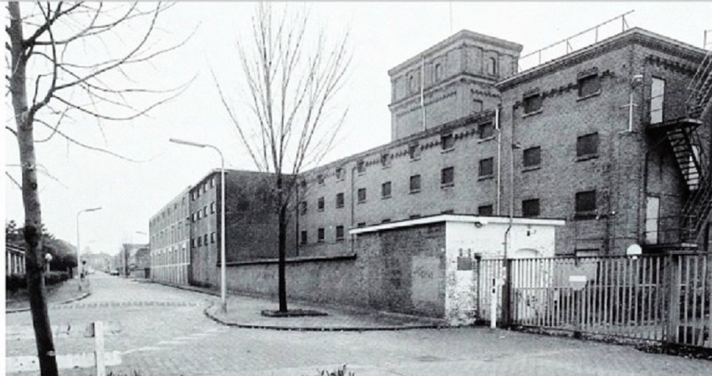 Schurinksweg  Balengebouw  de achterpoort van textielfabriek, De Bamshoeve.jpg