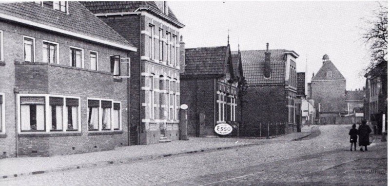 Wilhelminastraat in de verte de RK meisjesschool aan de Lipperkerkstraat. Foto 1944..jpg