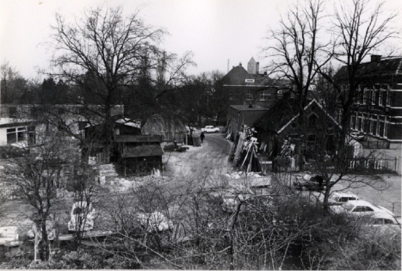 Molenstraat Terrein Openbare Werken, achtergrond Keuringsdienst van Waren en rechts de Zeggeltschool. 1964.jpg