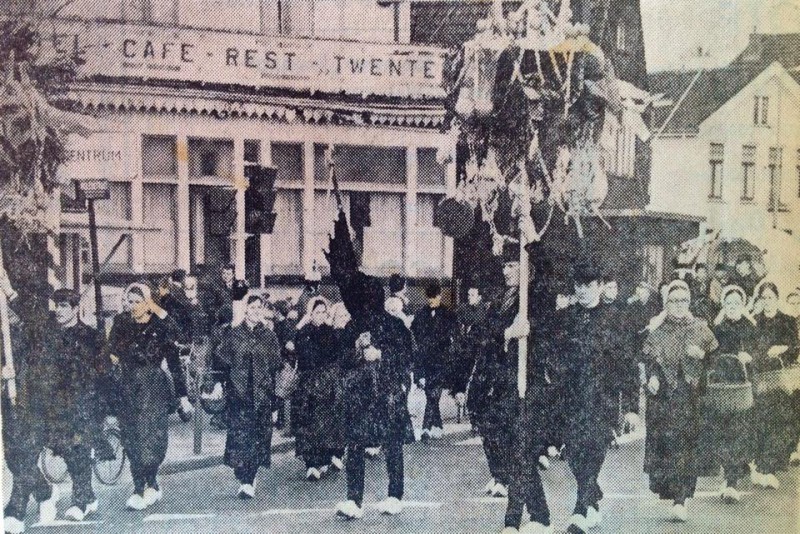 Molenstraat maart 1970 Palmpasemoptocht de Schaddenrieders hotel cafe rest. Twente naast villa Kleiboer.jpg