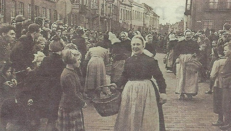 Langestraat 1949 eiergadderen door de Schaddenrieders.jpg