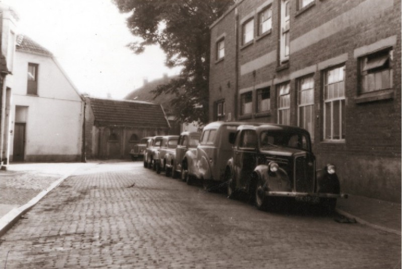 Gronausevoetpad, hoek Lipperkerkstraat, rechts bakkerij Klokgieters 1955.jpg