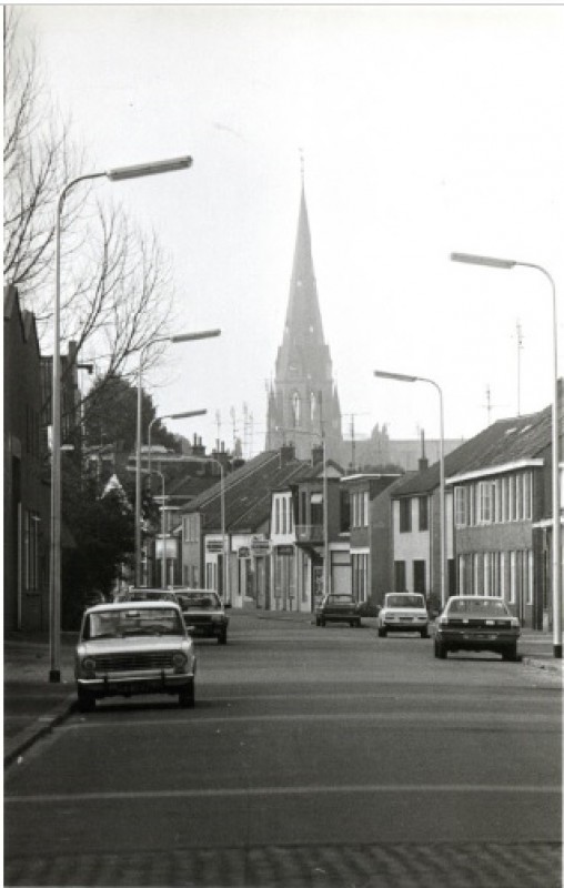 Voortsweg t.h.v. Schurinksweg richting Oldenzaalsestraat met St. Jozefkerk en Elzinga 1981.jpg