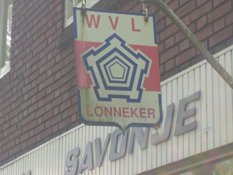 gemeentewapen lonneker bij bakkerij Savonije op het dorpsplein.jpg