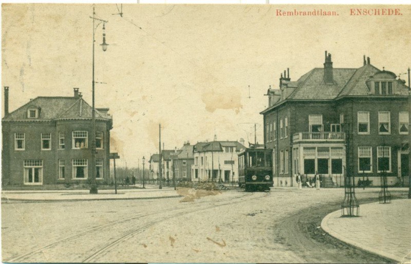 Rembrandtlaan hoek Piet Heinstraat 1 rechts villa Harry ter Kuile. tram.jpg