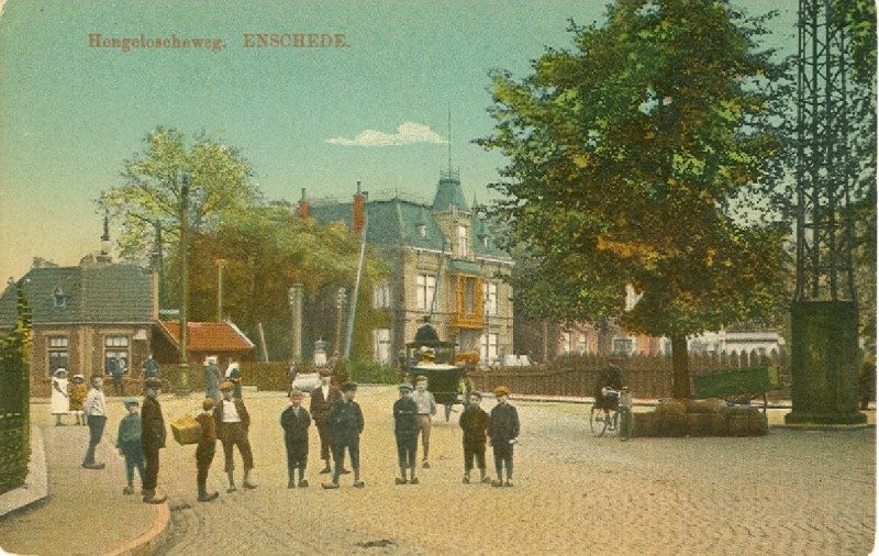 Hengelosestraat 28 Vanaf Deurningerstraat richting spoorwegovergang, met villa Ter Kuile en politiebureau 1910.jpg
