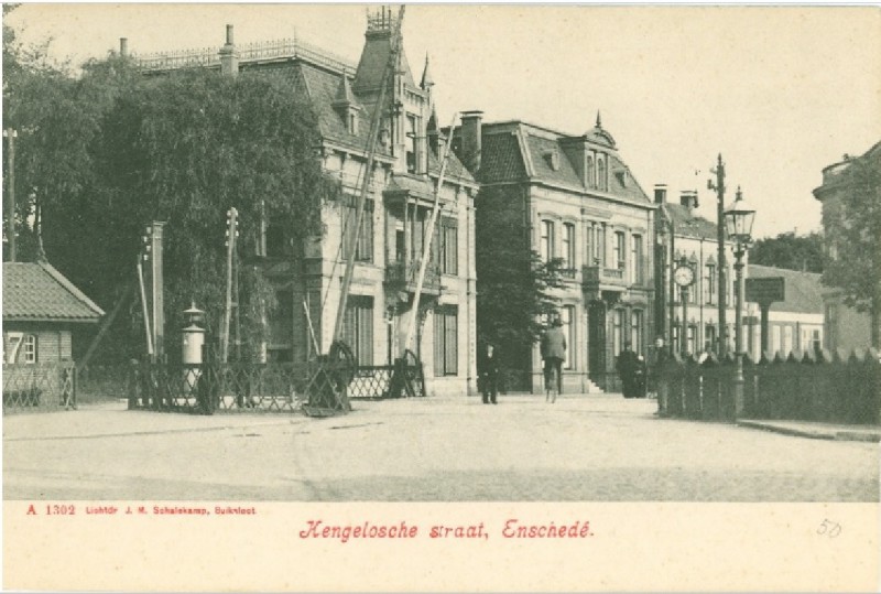 Hengelosestraat 26-28 villa's Ter Kuile en spoorwegovergang 1910.jpg