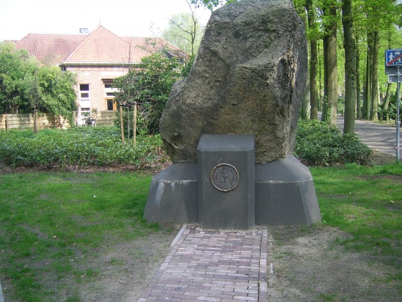 lonneker monument.jpg