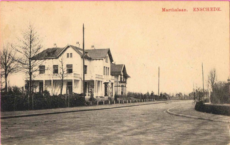 Marthalaan 1 hoogte van de Gronausestraat, in oostelijke richting met zicht op villa ter Kuile 1902..jpg