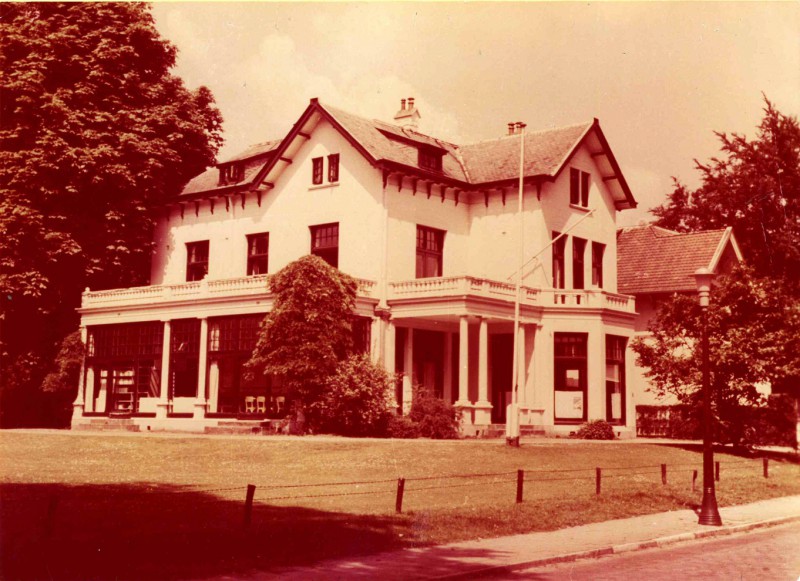 Marthalaan 1 Villa Ten Brink met vestiging van Het Pedagogisch Centrum. 1963 inmiddels gesloopt.jpg