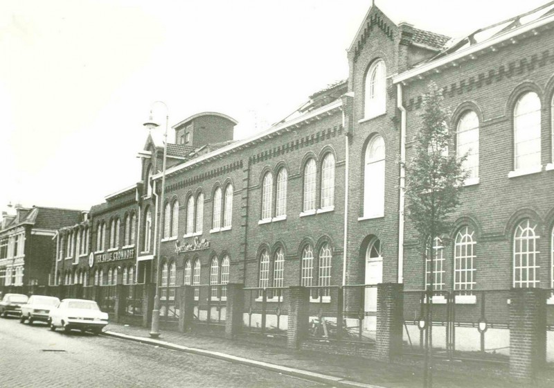 Stationsplein vroeger Parkweg 13 Begin van de afbraak van textielfabriek ter Kuile Cromhoff aug. 1972.jpg