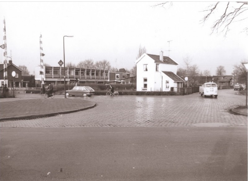 Parkweg-Viaductstraat-Hendrik ter Kuilestraat, met spoorwegovergang en wachtershuis 1971.jpg