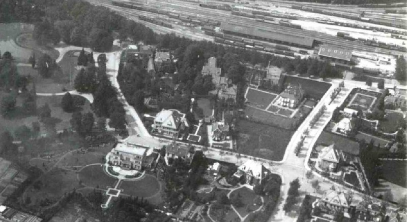 Parkweg 28 villa ter Kuile tegenover station SS luchtfoto 1924.jpg