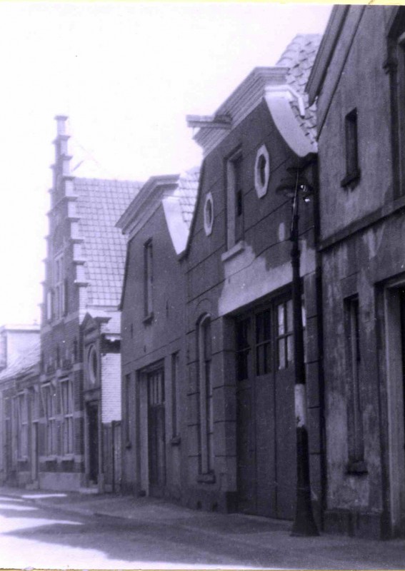 Walstraat 32-38 Parochiehuis St. Jacobuskerk vanaf het van Loenshof 1950.jpg