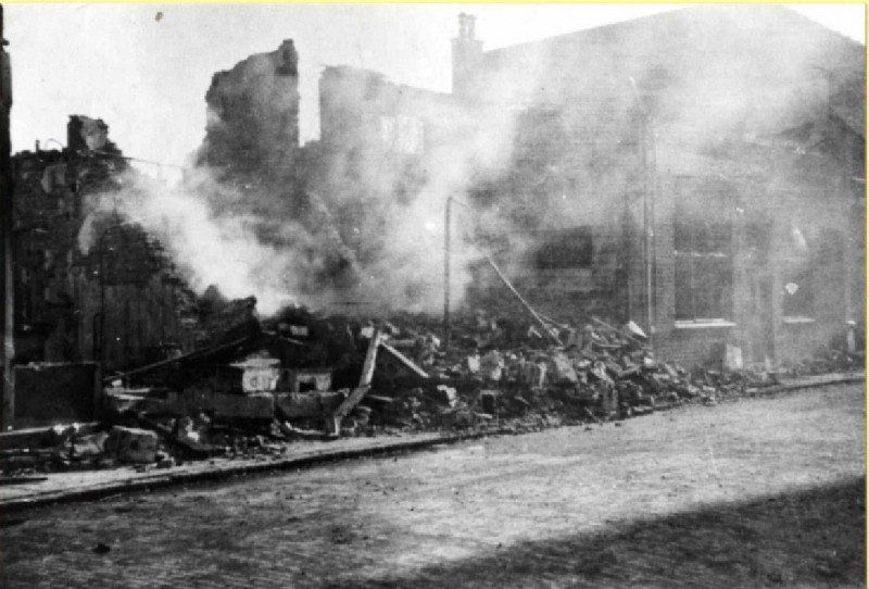 Nieuwstraat waar enige woningen tussen bedrijfsgebouwen werden getroffen op 22.2.1944.jpg