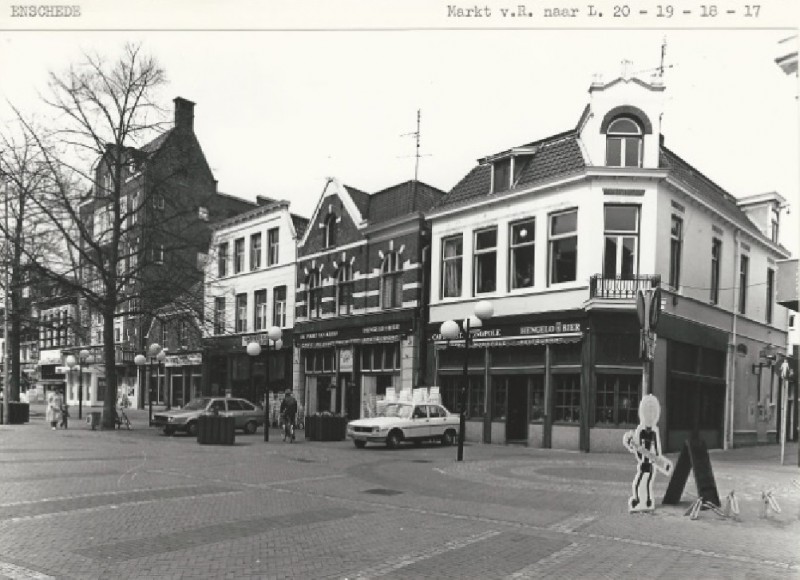Markt 20, 19, 18, 17 café-restaurant Monopole op de hoek met de Menistenstraat, daarnaast De Poort van Kleef en Cockney's pub. 24-4-1980.jpg