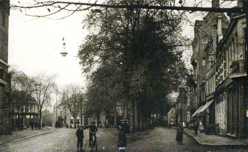 Markt 20 rechts vroeger kantoor Mr. Laman Trip Advocaat en Procureur ca. 1910.jpg